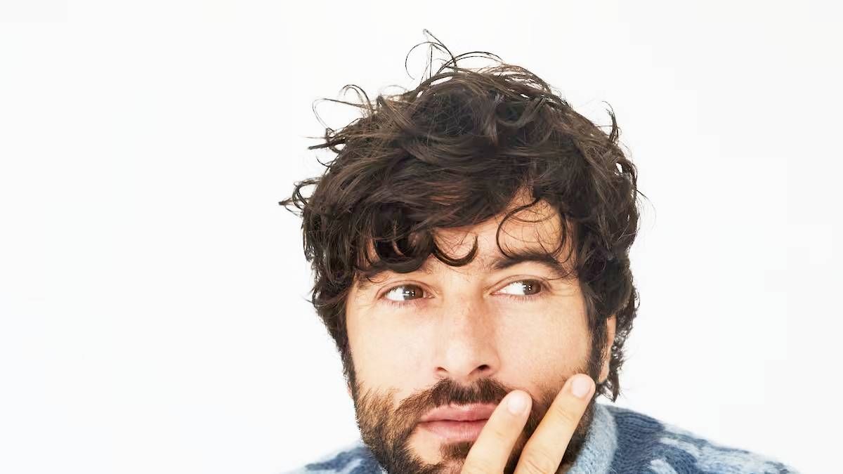Javier Rey rompe todos los moldes con la comedia romántica que es furor
