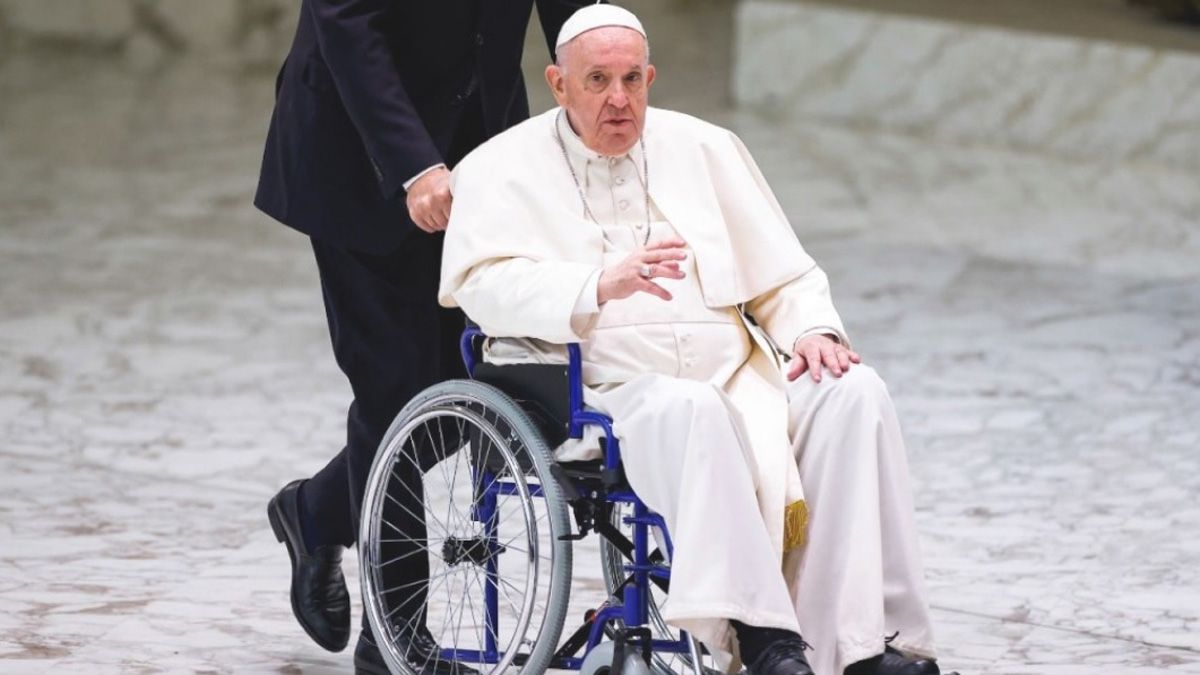 El papa Francisco sufre fuertes dolores en su rodilla derecha por un problema de ligamentos y tuvo que usar una silla de ruedas