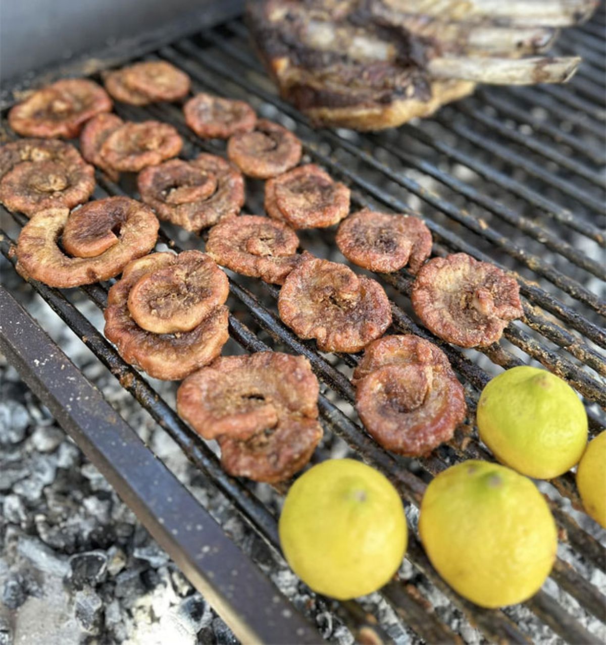 La receta de chinchulines en el asado lleva limón y quedan deliciosos. La receta de chinchulines en el asado lleva limón y quedan deliciosos.