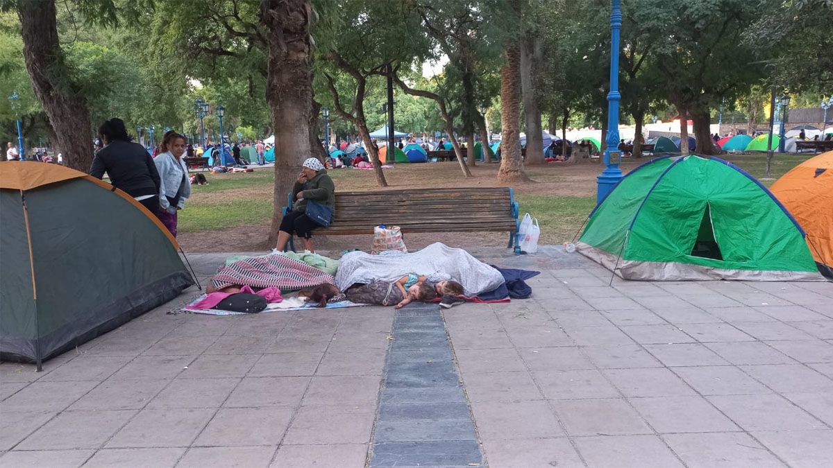 Cientos de personas del Polo Obrero y otras organizaciones sociales pasaron la noche en un acampe que hicieron en la plaza Independencia, en Capital.