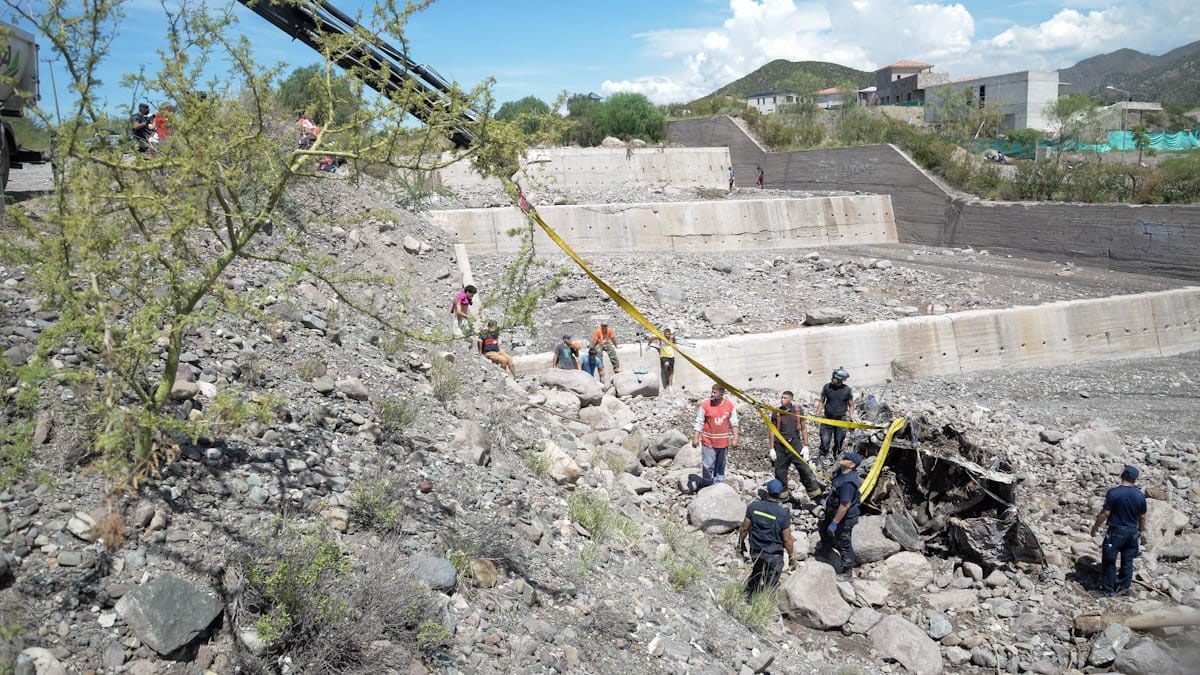 Así buscan a Luis Alberto Parra en el cauce de agua en El Challao