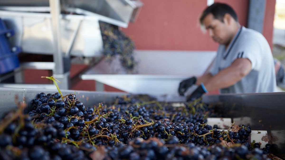 Los empleados y los empresarios llegaron a un acuerdo. Los empleados y los empresarios llegaron a un acuerdo. 