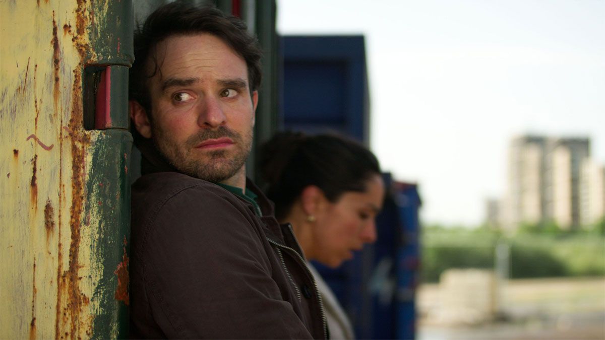 El actor Charlie Cox interpreta a Adam Lawrence en la película de Netflix.