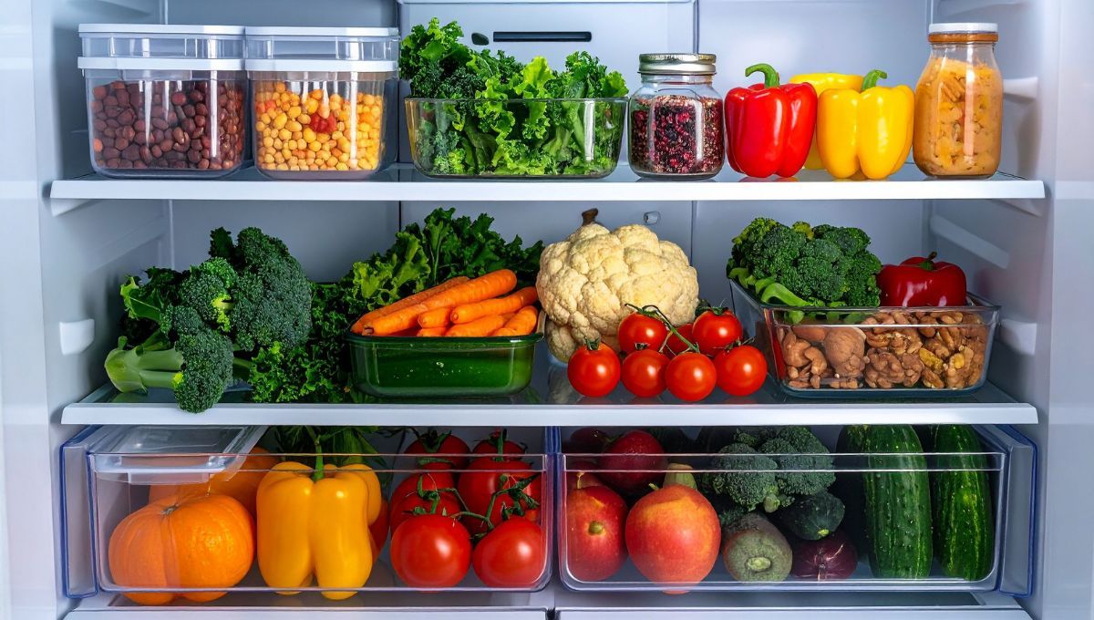 Gracias al papel de diario podrás limpiar la heladera y eliminar los malos olores. Gracias al papel de diario podrás limpiar la heladera y eliminar los malos olores. 