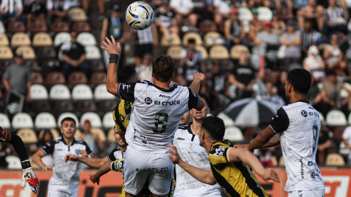 La jugada que terminó con el gol anulado a Gimnasia y Esgrima de Mendoza.