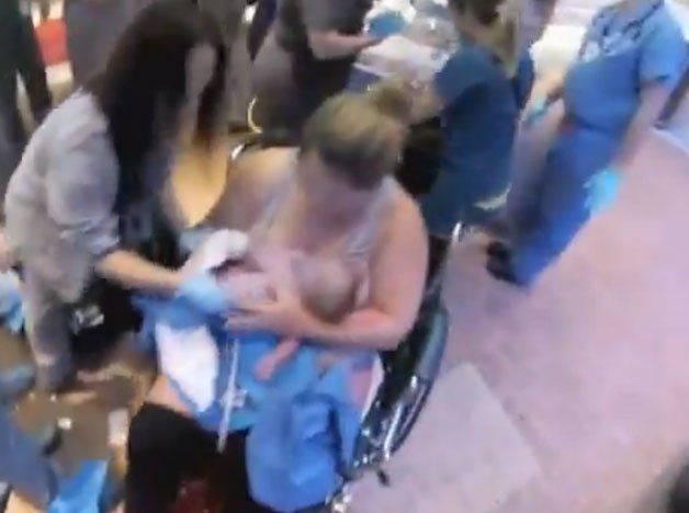 Video conmovedor: un hombre filmó el parto de su mujer, que dio a luz antes de llegar al hospital
