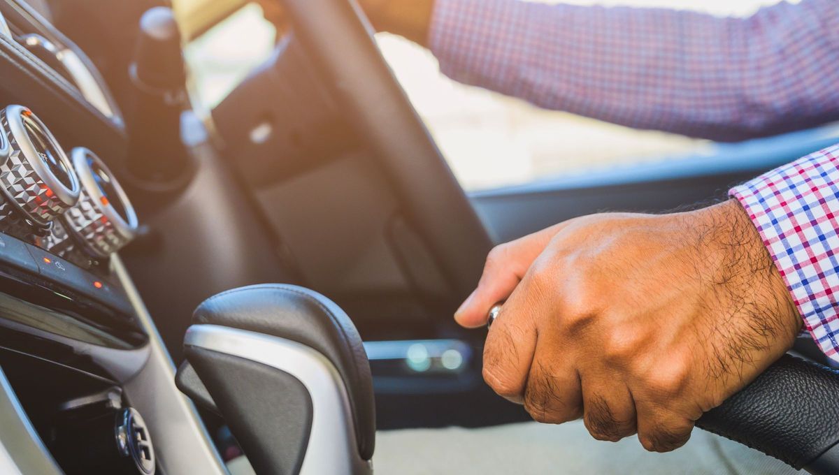 Conductor usa el freno de mano Conductor usa el freno de mano