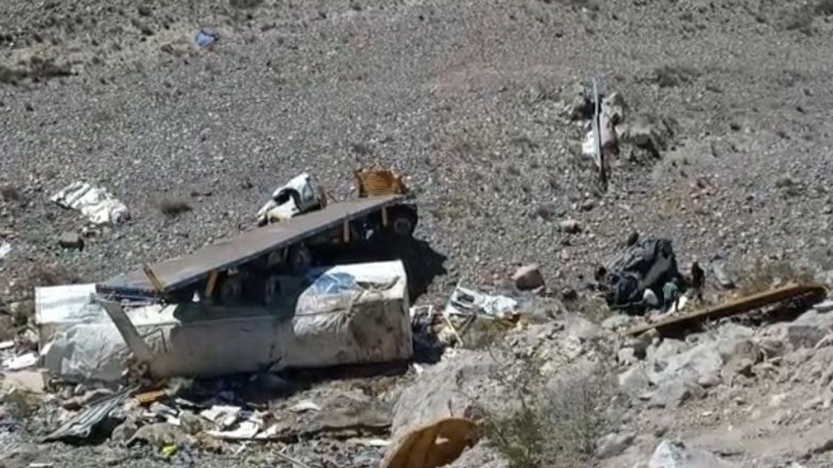 El camión cargado con bananas habría doblado por la curva de Guido a toda velocidad, chocó con dos vehículos y a un tercero lo arrastró por un barranco.