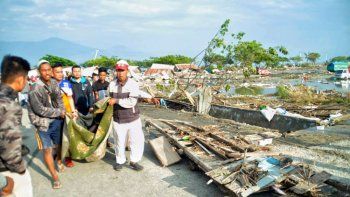 Cientos de muertos tras un sismo y tsunami en Indonesia
