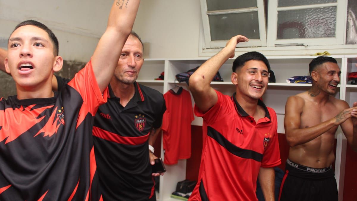 Gabriel Naata festejó el título de FADEP con sus jugadores.