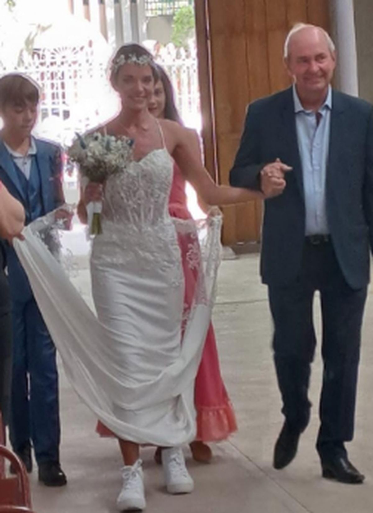 Giuliana entrando al templo con su padre.