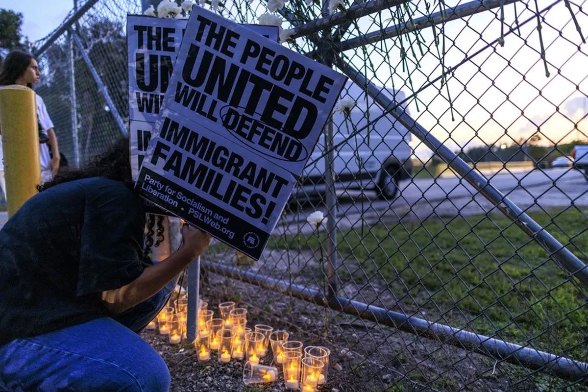 Personas muestran mensajes a favor de migrantes detenidos en redadas migratorias en Miami, Florida. Crédito: EFE/Cristóbal Herrera. Personas muestran mensajes a favor de migrantes detenidos en redadas migratorias en Miami, Florida. Crédito: EFE/Cristóbal Herrera.