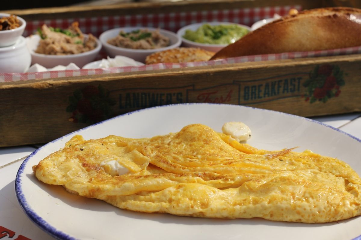 La tortilla francesa es conocida en todo el mundo como omelette y es una receta muy preparada para el desayuno. La tortilla francesa es conocida en todo el mundo como omelette y es una receta muy preparada para el desayuno.