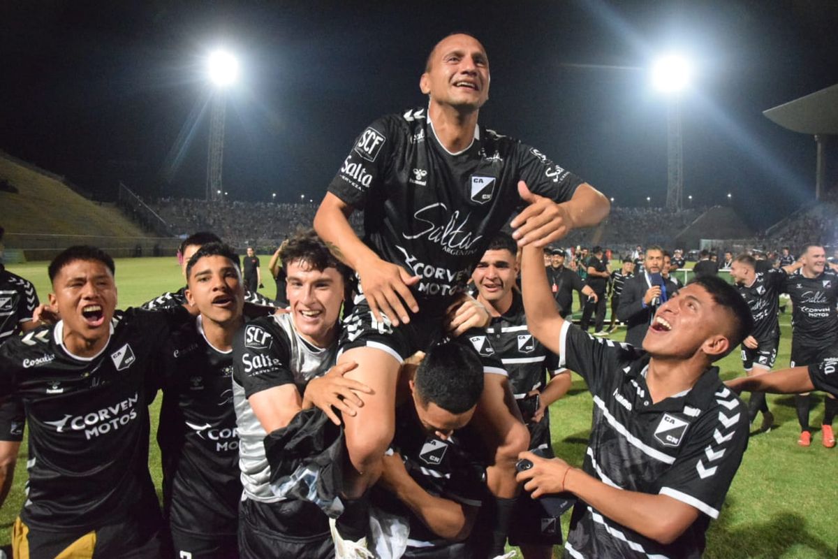 Central Norte, el equipo del Tano Riggio logró el ascenso a la segunda categoría del fútbol argentino en una dramática definición por penales. Central Norte, el equipo del Tano Riggio logró el ascenso a la segunda categoría del fútbol argentino en una dramática definición por penales.