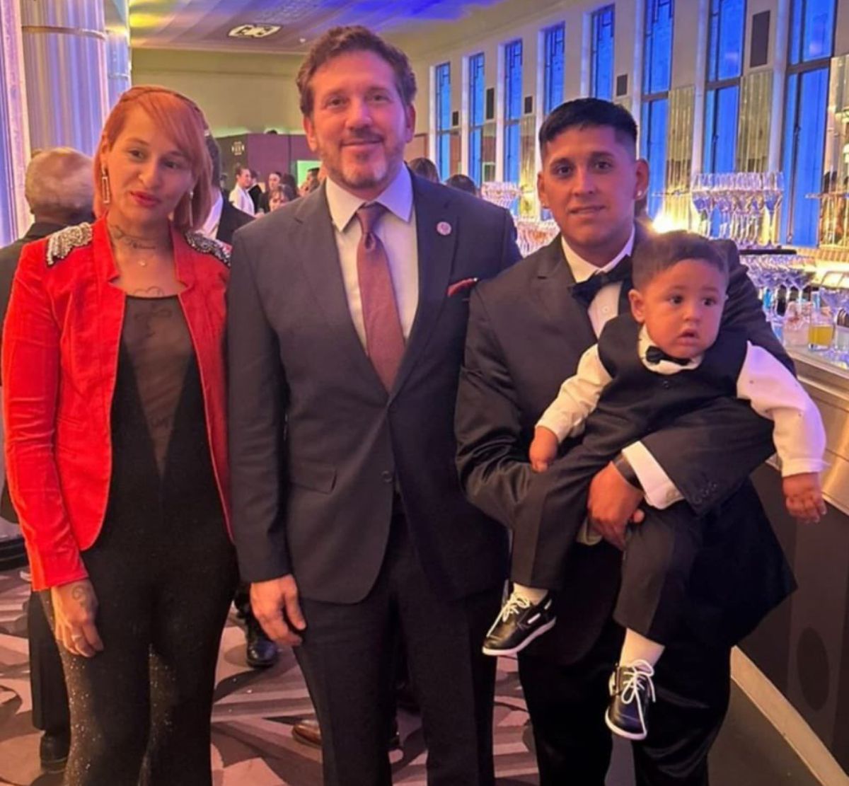 Alejandro Domínguez con Toto Iñìguez, el hincha de Colón premiado por la FIFA Alejandro Domínguez con Toto Iñìguez, el hincha de Colón premiado por la FIFA