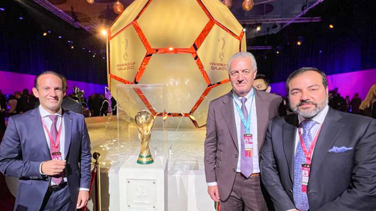 Gustavo Alfaro, DT de Ecuador, está en Doha para el sorteo.