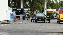 La mujer se atrincheró en una estación de servicio del Acceso Sur. La mujer se atrincheró en una estación de servicio del Acceso Sur.