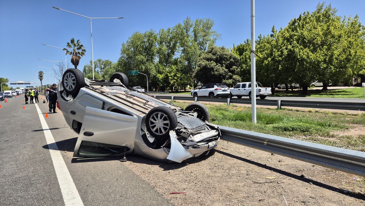 Vuelco en el Acceso Sur: un camión encerró a un auto, lo hizo volcar y el chofer quiso fugarse