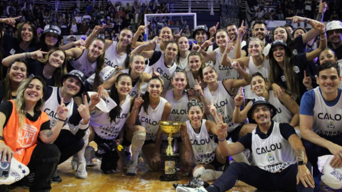 Gimnasia y Esgrima La Plata salió campeón de la Liga Argentina Femenina de Vóleibol de la Feva. Abajo