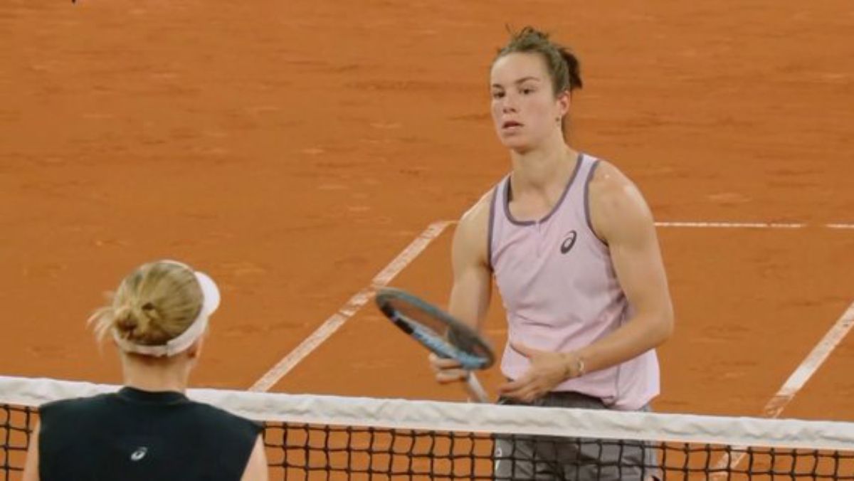 La tenista londinense Harriet Dart (de espaldas) se quejó e hizo el insólito pedido a la jeuza de que le pida a Lois Boisson que se ponga desodorante en un partido del WTA Tour.