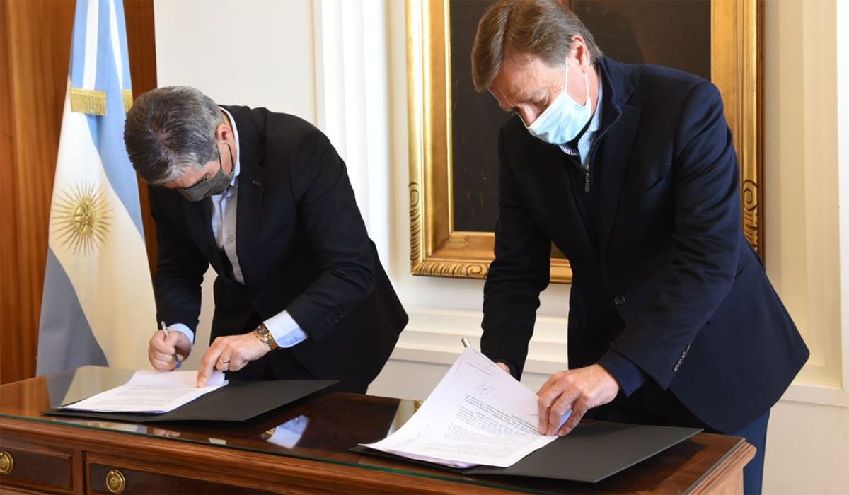 El convenio de exploración lleva las firmas de Suarez, el ministro Enrique Vaquié, y la secretaria del Despacho General de YPF, Paola Carvalho.