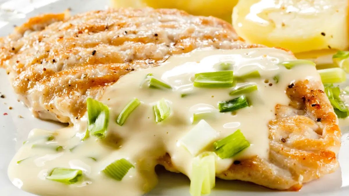 Cómo hacer pollo al verdeo: la receta con un toque de vino blanco y fácil paso a paso