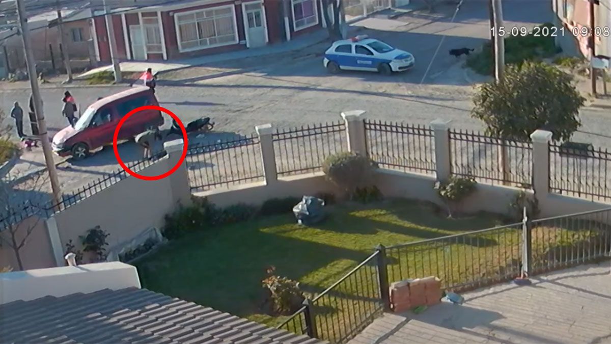 Le robó el celular a una joven que sufrió un fuerte choque