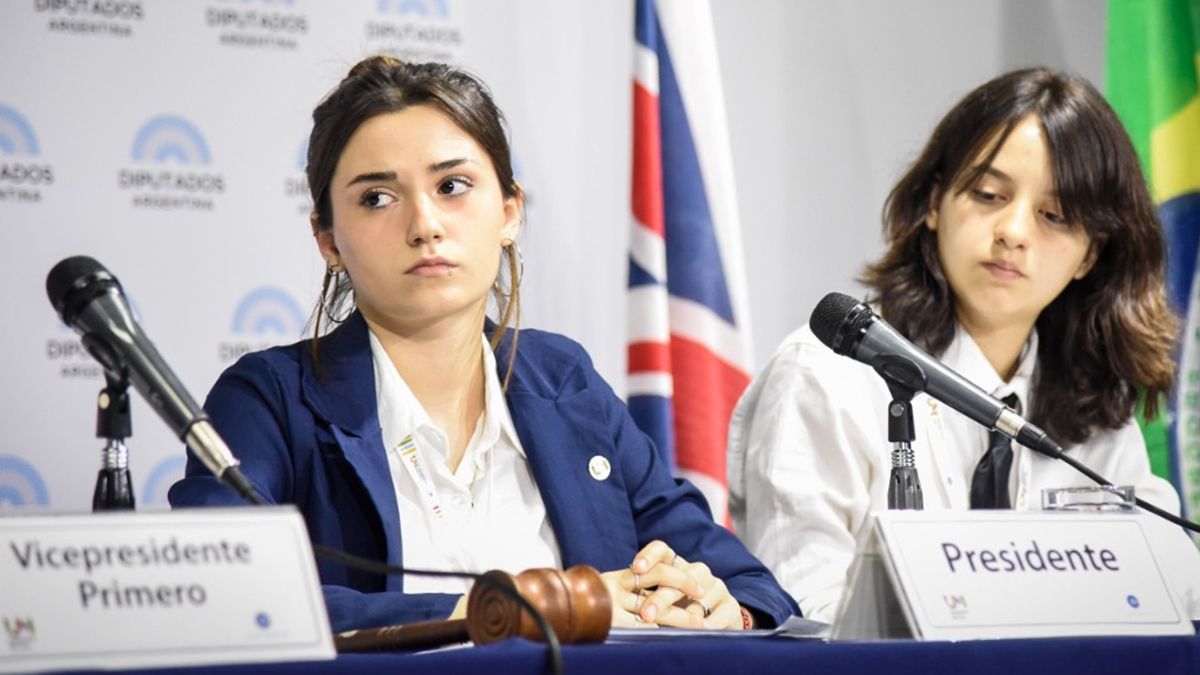 Alumnos del último ciclo de nivel secundario asistieron al recinto como representantes de los Estados miembros de la Organización Naciones Unidas (ONU).