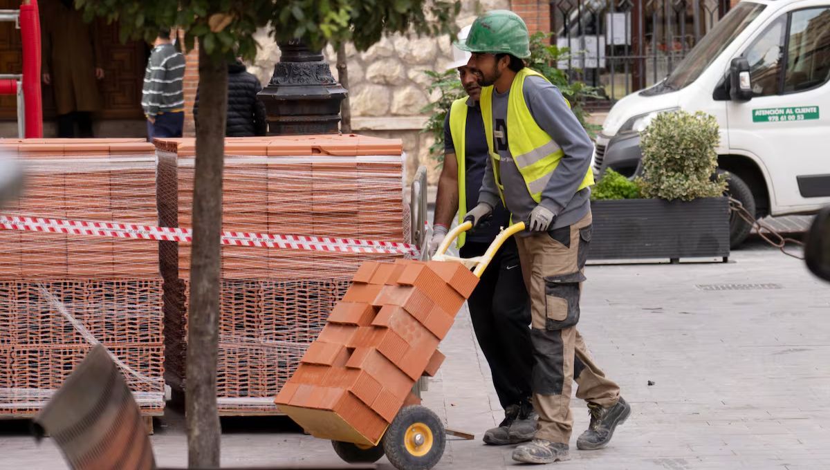 Trabajadores realizan tareas de construcción en una obra ubicada en el centro de Teruel, en medio de la creciente falta de mano de obra que afecta al sector en España. Foto: Antonio Garcia / EFE - El País Trabajadores realizan tareas de construcción en una obra ubicada en el centro de Teruel, en medio de la creciente falta de mano de obra que afecta al sector en España. Foto: Antonio Garcia / EFE - El País