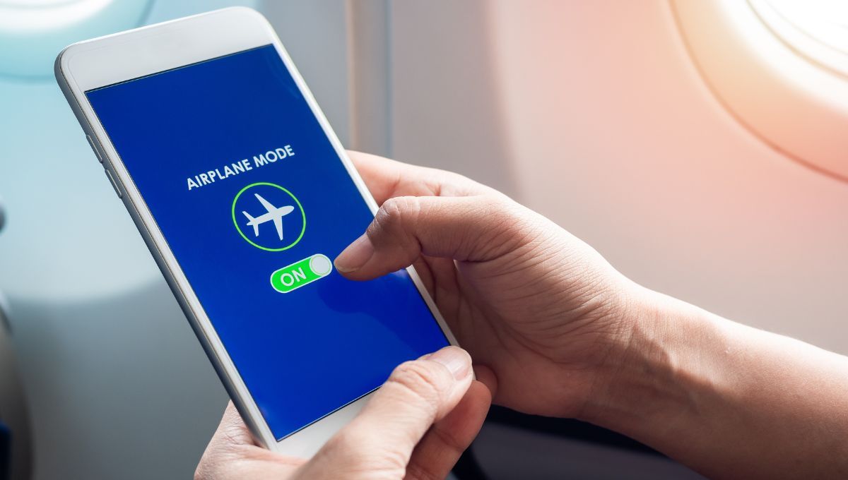 ¿Qué pasa si no pones el celular en modo avión en un vuelo?