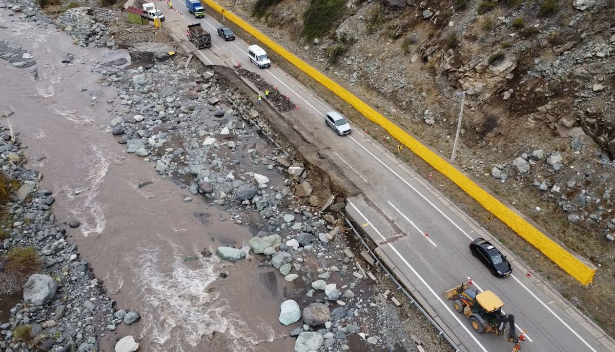 Los daños en la ruta a Chile tras un temporal de lluvia que provocó desprendimientos de piedras, aún siguen afectando la marcha de los vehículos.