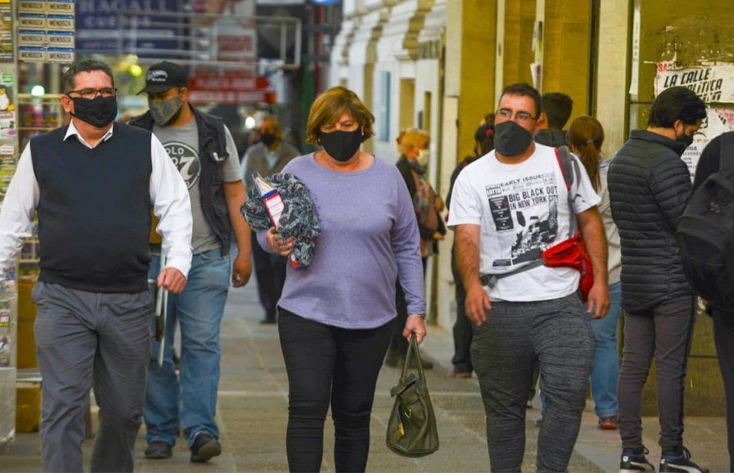 Primer viernes de circulación sin restricciones de DNI en Mendoza. El centro presentaba su movimiento habitual similar a la época pre pandemia. Foto: Martín Pravata / Diario UNO.&nbsp;