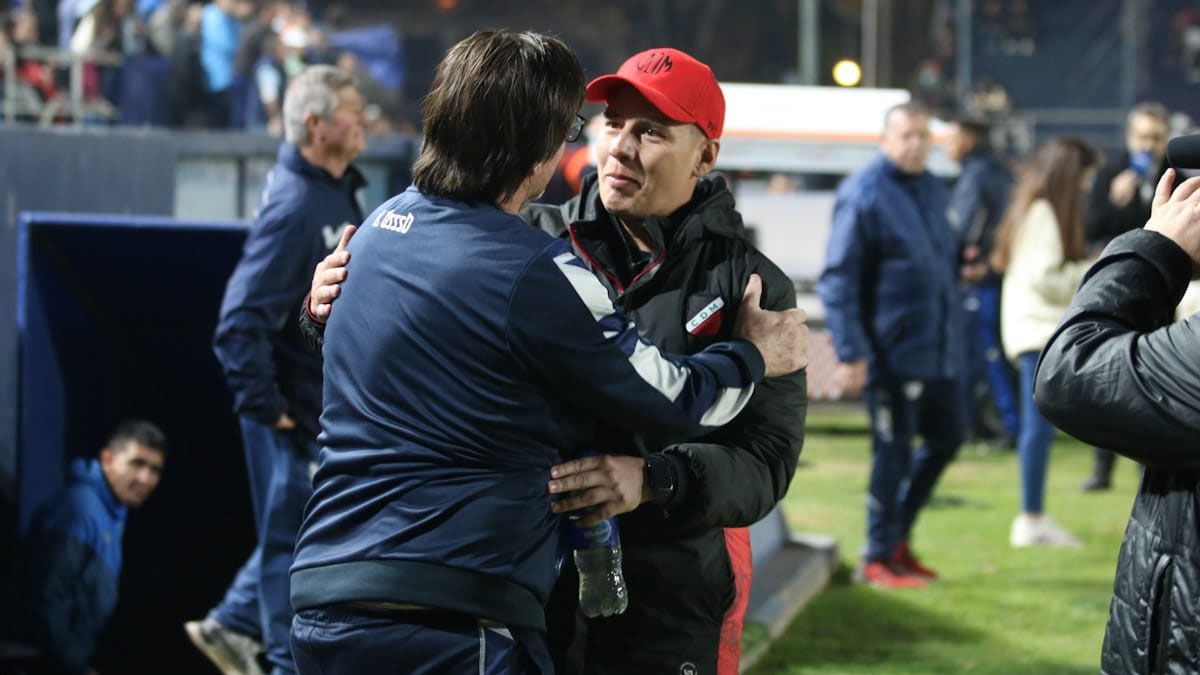 Luis García se saludó con Alfredo Berti en la previa del partido.