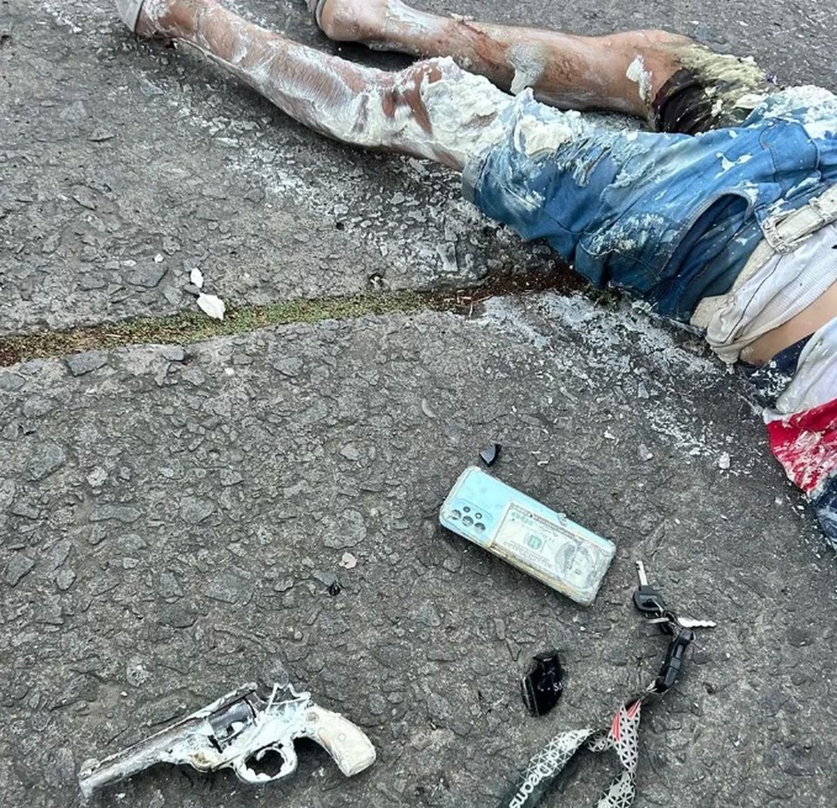 Uno de los sujetos que murió en el lugar del accidente, llevaba en su cintura un revolver calibre 38 Uno de los sujetos que murió en el lugar del accidente, llevaba en su cintura un revolver calibre 38