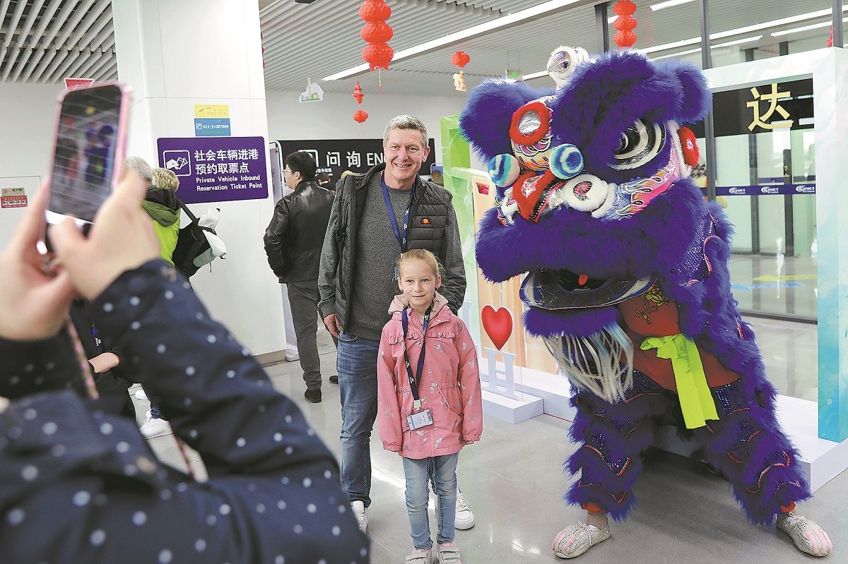 Los visitantes internacionales reciben una cálida bienvenida a su llegada al puerto de Shanghai el 6 de abril. PARA USO DE CHINA DAILY