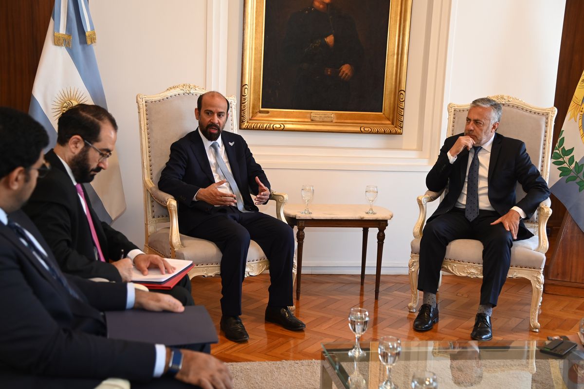 Cornejo y sus ministros con el diplomático emiratí Abdullah Alqemzi. Cornejo y sus ministros con el diplomático emiratí Abdullah Alqemzi.