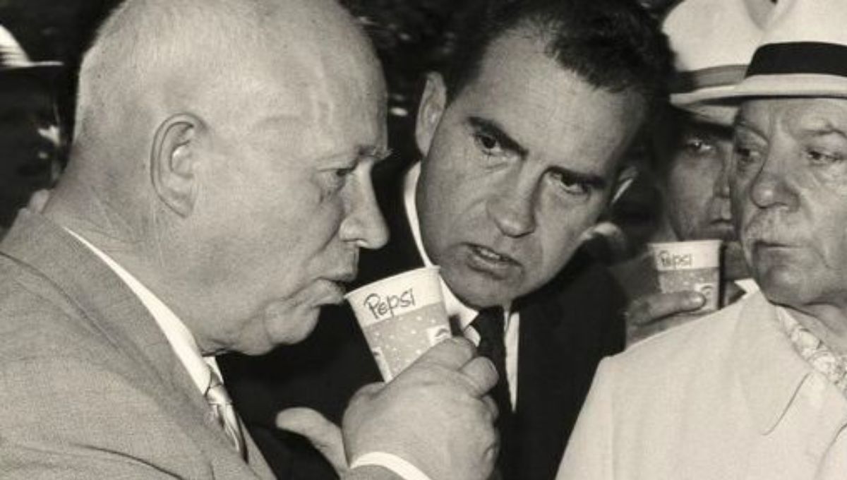 Bajo la atenta mirada del vicepresidente Nixon (centro) y del presidente soviético Voroshilov (derecha), el primer ministro soviético Jruschov bebe un vaso de Pepsi, el 24 de julio de 1959. Bajo la atenta mirada del vicepresidente Nixon (centro) y del presidente soviético Voroshilov (derecha), el primer ministro soviético Jruschov bebe un vaso de Pepsi, el 24 de julio de 1959.