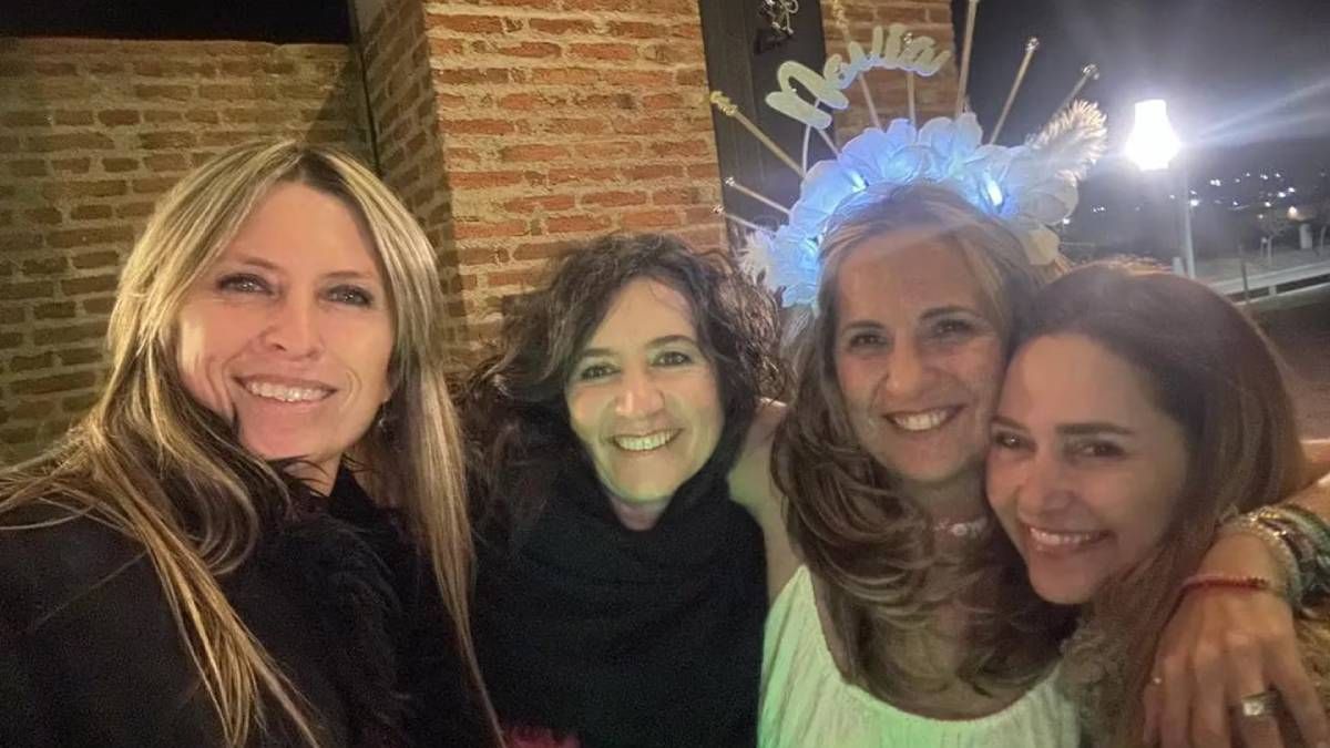 Una amiga de la novia hizo de jueza y otras dos de testigos. Una amiga de la novia hizo de jueza y otras dos de testigos.