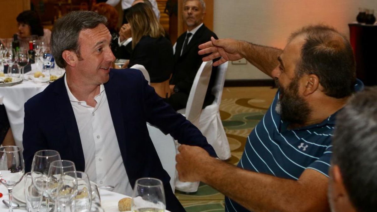 Fernando Gabrielli y José Reginato escuchan el anuncio que dice que su bodega -El Relator- es el ganador de la categoría Empresa del Sector Vitivinícola Boutique 2021, y comienzan a celebrar en la cena de la Asociación de Empresarios de Mendoza (AEM).