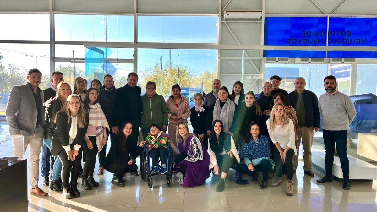 Una concesionaria de auto le donó a Efraín la silla de ruedas que necesitaba, para que su familia lo pueda trasladar y continuar normalmente el tratamiento que realizan en Paraguay