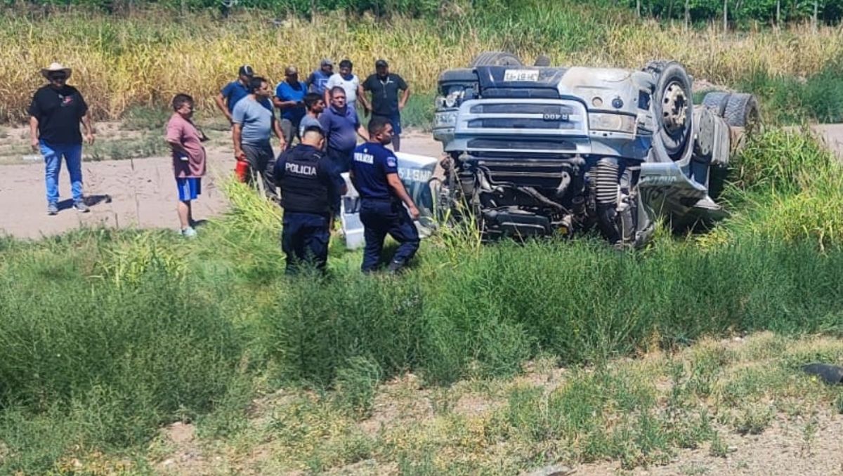 Así quedó el camión que volcó en Ruta 7. Foto: Matías Pascualetti. 