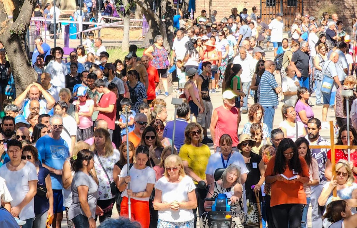 La fe religiosa se vivió fuertemente en el Vía Crucis en Mendoza. La fe religiosa se vivió fuertemente en el Vía Crucis en Mendoza.