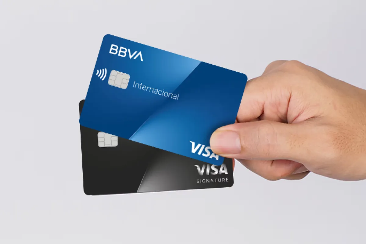 Una de las claves del truco es poseer tarjetas de cr&eacute;dito con l&iacute;mites altos para poder concentrar la mayor cantidad de gastos mensuales posibles. Esta imagen muestra, por ejemplo, una tarjeta Visa Internacional del banco BBVA y una Visa Signature negra, ideal para grandes consumos. El secreto del ahorro que los bancos no promocionan consiste en usar estos pl&aacute;sticos para pagar todo (supermercado, combustible, servicios) justo despu&eacute;s de su fecha de cierre.