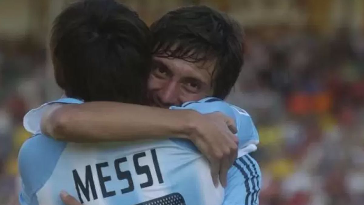 Neri Cardozo abraza a Messi