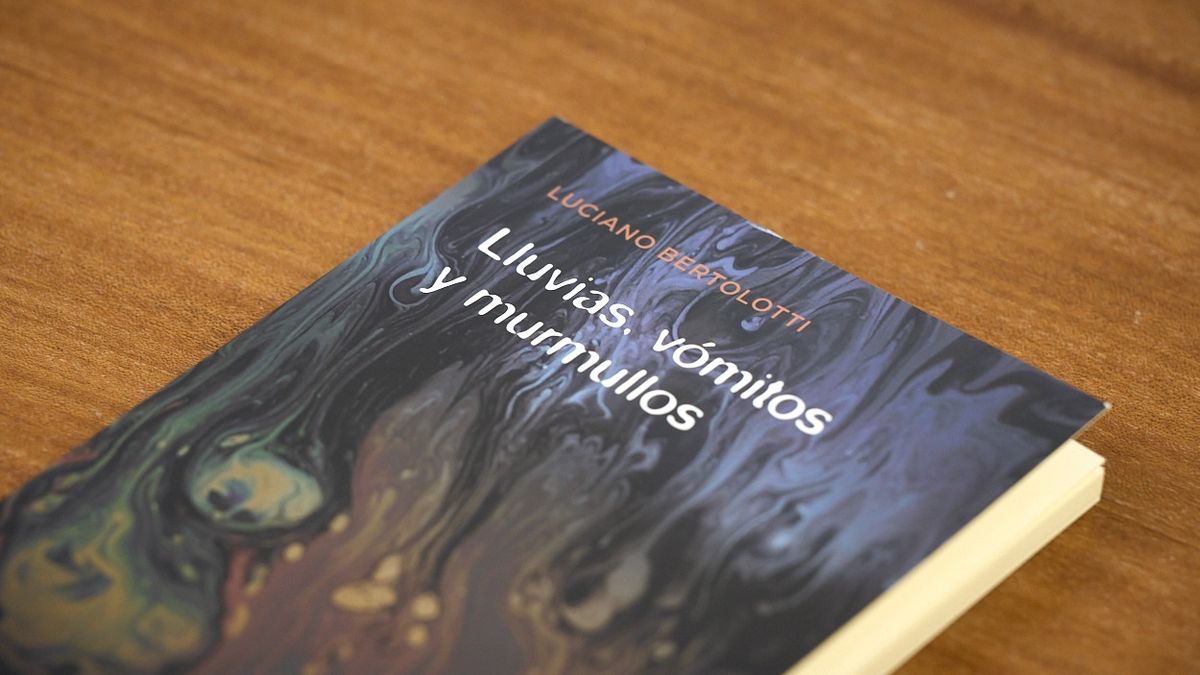 Treinta y seis relatos breves componen Lluvias, vómitos y murmullos, el primer libro de Luciano Bertolotti. Treinta y seis relatos breves componen Lluvias, vómitos y murmullos, el primer libro de Luciano Bertolotti.