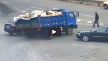 Milagro: por un segundo se salvó de ser arrollado por un camión que iba a toda velocidad