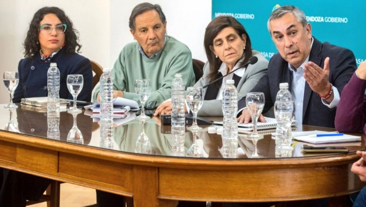 VaquiÃ© invitÃ³ a otras provincias a elaborar un informe conjunto sobre los obstÃ¡culos que enfrentan las economÃ­as regionales.