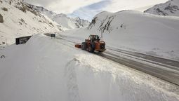 Por las nevadas de este viernes, el tránsito fue cortado desde Uspallata hacia la boca del túnel internacional.