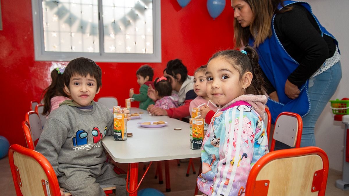 El centro de primera infancia cuenta con salón de usos múltiples, un sector para cunas, sanitarios, oficina administrativa, cocina, jardín para actividades al aire libre y huerta.