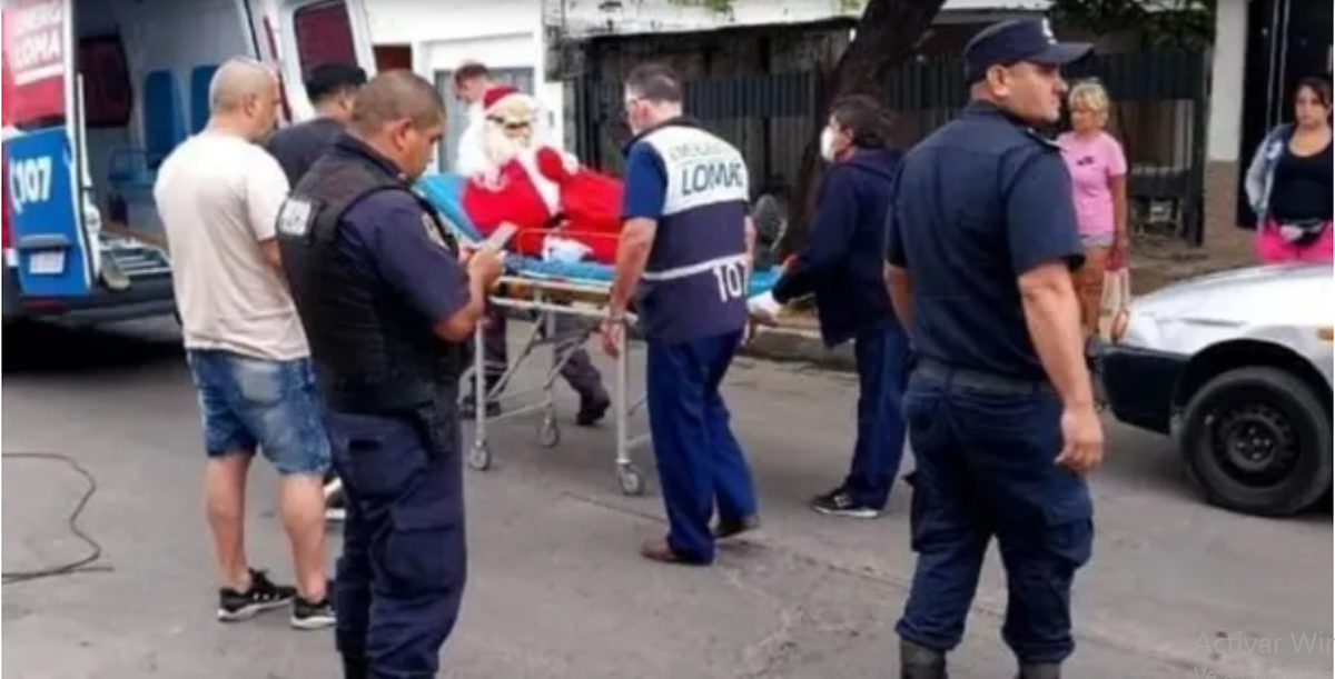 Papá Noel herido. Atropellaron a Papá Noel y terminó en silla de ruedas.